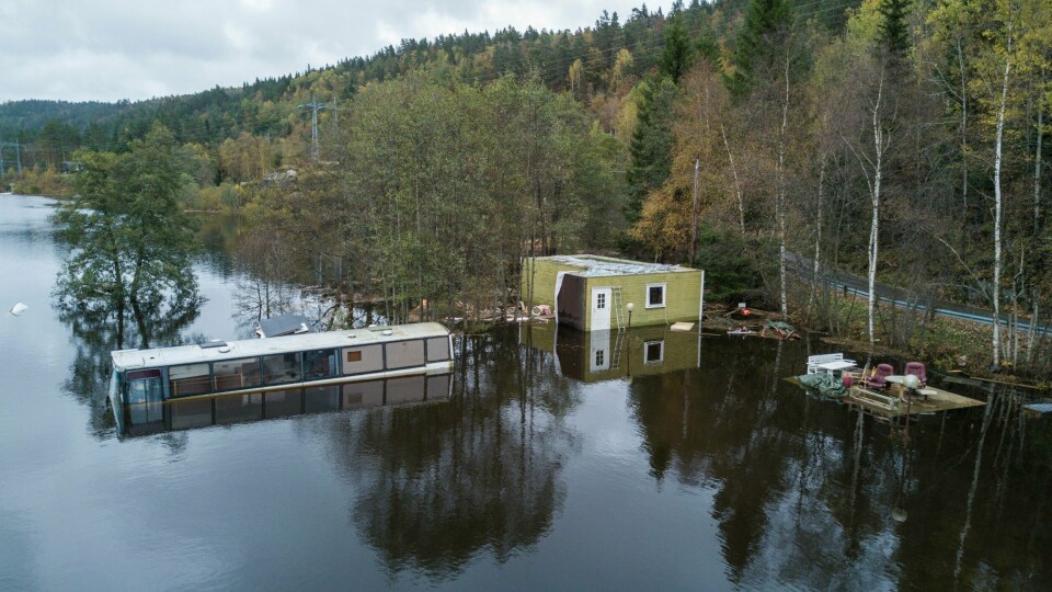 Campingvogner, biler og busser står under vann ved Bjønndalen Camp, nord for Vennesla, etter regnværet natt til søndag. Foto: Tor Erik Schrøder / NTB scanpix