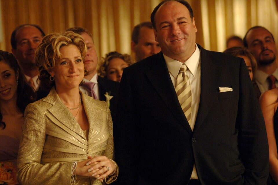 Ekteparet Tony og Carmela Soprano går gjennom mange prøvelser, noe som kunne ende med at Tony Soprano fikk det smale smilet som var dårlig nytt for nestemann som uforvarende kom i veien for ham. Ekteparet Tony og Carmela Soprano går gjennom mange prøvelser, noe som kunne ende med at Tony Soprano fikk det smale smilet som var dårlig nytt for nestemann som uforvarende kom i veien for ham.