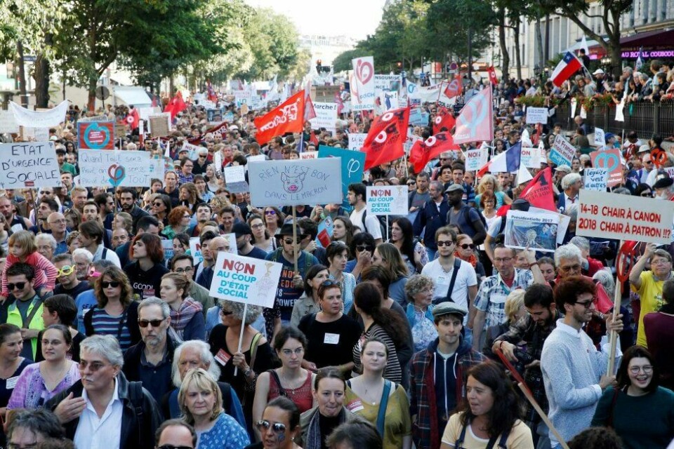 RETTFERDIG?: I Frankrike protesterte mange heftig da president Emmanouel Macron innførte endringer i arbeidsmiljøloven i høst. FOTO: GEOFFRROY VAN DER HASSELT/NTB SCANPIX