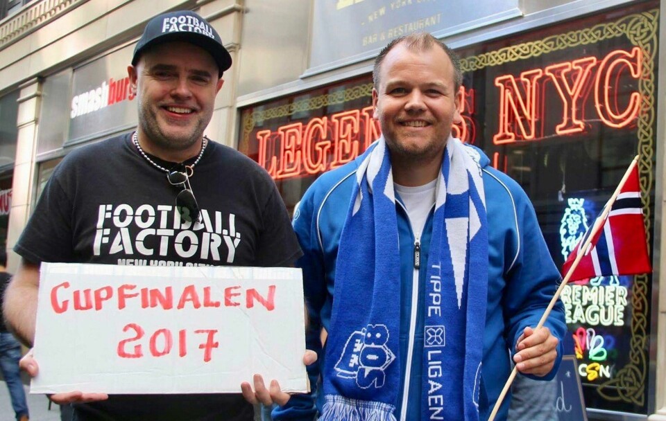GIRA: Christian Lamøy Stahr (t.h.) fra Sarpsborg er bosatt i New York, og håper på en skikkelig cupfinalefest i sin nye hjemby. Her sammen med pubeier Jack Keane ved Football Factory at Legends, som viser kampen mellom Sarpsborg 08 og LSK søndag 3. desember.