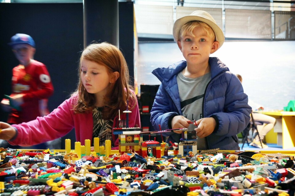Erle Reisvold (7) og Olav Reisvold (5) jobber godt sammen. Legobygging på Oljemuseet er et populært tilbud for barna og en fin høstaktivitet når det er skole- og barnehagefri. Foto: Ingunn Walderhaug