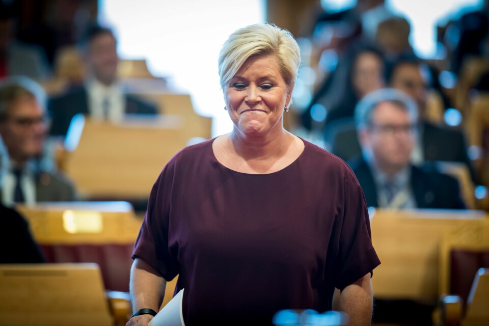 Finansminister Siv Jensen (Frp) på vei til talerstolen for å legge frem regjeringens forslag til statsbudsjettet 2018 på Stortinget. Finansminister Siv Jensen (Frp) på vei til talerstolen for å legge frem regjeringens forslag til statsbudsjettet 2018 på Stortinget.