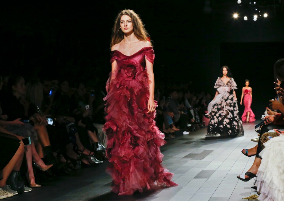 Motehuset Marchesa var mest kjent for rød løper-kjoler. Nå er designer Georgina Chapman mer berømt for å ha vært gift med Harvey Weinstein. Her fra visningen i New York i september i år.