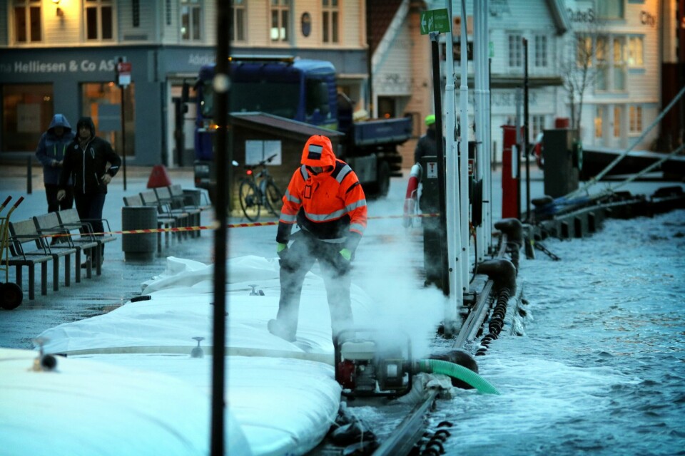 Vannet flommet over i Vågen i Stavanger i januar. Det kan vi vente mer av. Ti former for naturkatastrofer kan ramme Europa og Norge i økende grad framover, hevder fersk EEA-rapport. Foto: Lasse Hansen Vannet flommet over i Vågen i Stavanger i januar. Det kan vi vente mer av. Ti former for naturkatastrofer kan ramme Europa og Norge i økende grad framover, hevder fersk EEA-rapport. Foto: Lasse Hansen