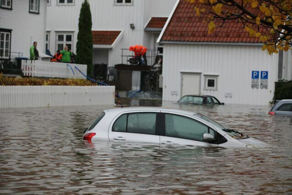 FLOM: I Tvedestrand ble veier, parkeringsplasser og hager druknet i vannmassene i helgen.