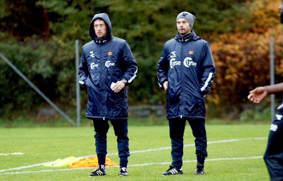Ian Burchnall og Bjarte Lunde Aarsheim var tilbake på treningsfeltet onsdag, etter å ha sett laget gå på historiens verste hjemmetap mot Vålerenga søndag. Foto: Pål Karstensen