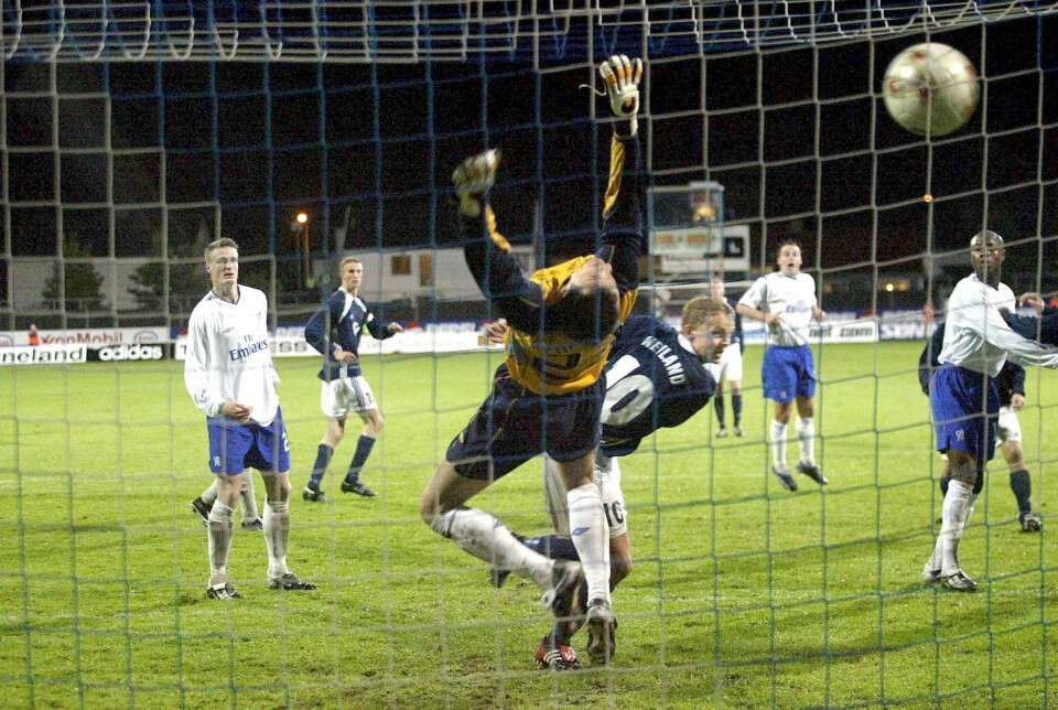 Erik Nevland header inn Vikings tredje mål i 4-2-kampen mot Chelsea, og skaper fotballhistorie. Slike øyeblikk kommer neppe tilbake. FOTO: LARS IDAR WAAGE