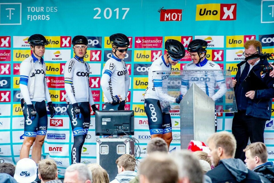 Både Austevoll, som her skriver seg inn, og Lindau med svenske mesterstriper, deltok for Team Coop i årets utgave av Tour des Fjords. Foto: Szymon Gruchalski / Team Coop.
