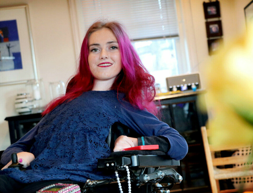 – Vi lever i verdens rikeste land, det er bare en liten del av pengene, sier Tonje Larsen (18). Hun har muskelsykdommen Spinal muskelatrofi, og håper at medisinen Spinraza blir tilgjengelig for pasienter med SMA i Norge. – Vi lever i verdens rikeste land, det er bare en liten del av pengene, sier Tonje Larsen (18). Hun har muskelsykdommen Spinal muskelatrofi, og håper at medisinen Spinraza blir tilgjengelig for pasienter med SMA i Norge.