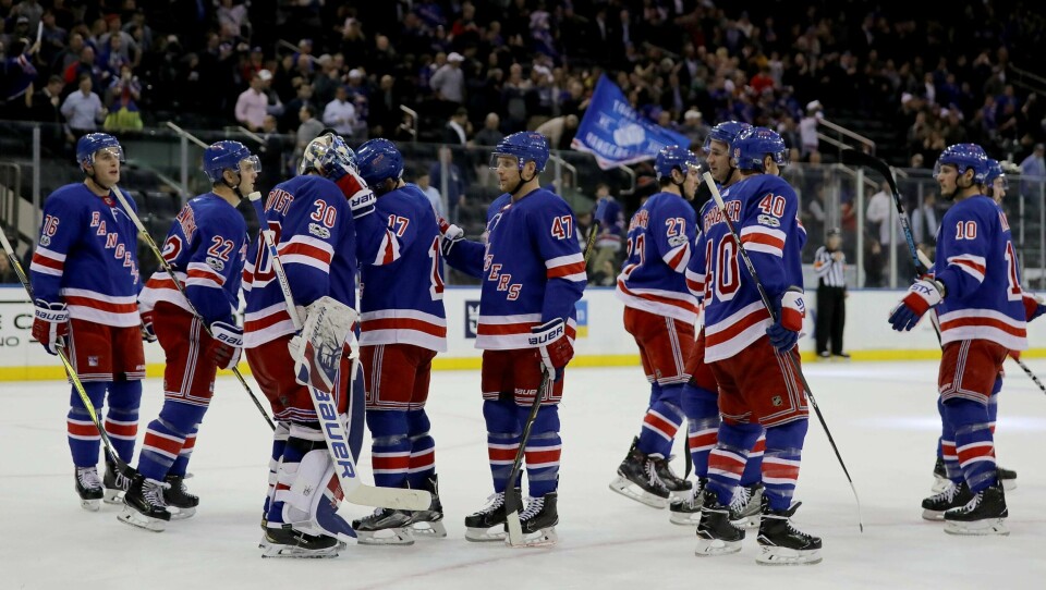 Rangers-spillerne gratulerer hverandre med seieren i Madison Square Garden.