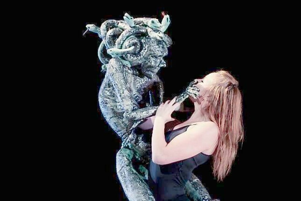 Anette Martinsen danser med Medusa i forestillingen «Man Beast».