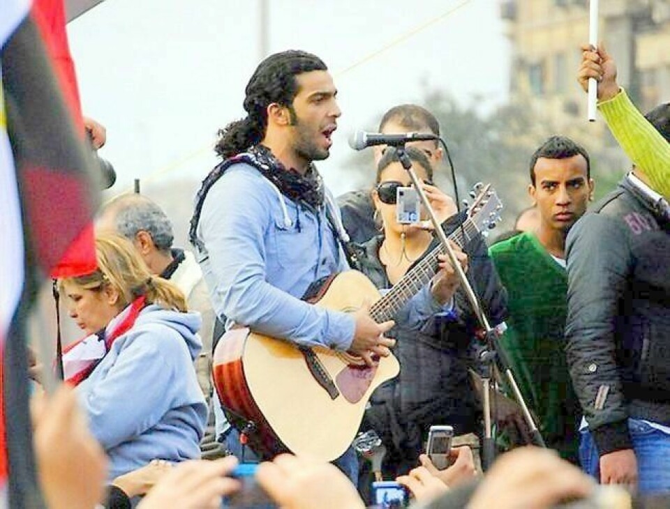 «Gå av, Hosni Mubarak»: Ramy Essam ledet an i allsangen under demonstrasjonene på Tahir-plassen i januar og februar 2011. FOTO: MARK LEVINE/FREEMUSE