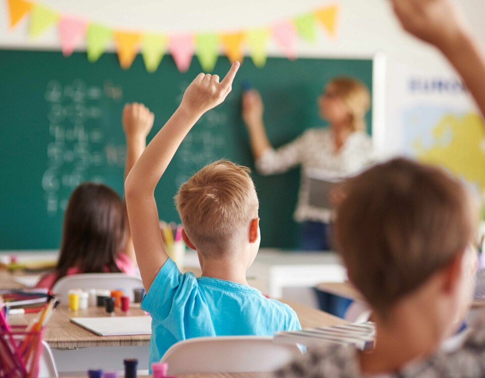 SKOLE: Hva er et substantiv? Hender i været. ILLUSTRASJONSFOTO: GPOINTSTUDIO/ISTOCK