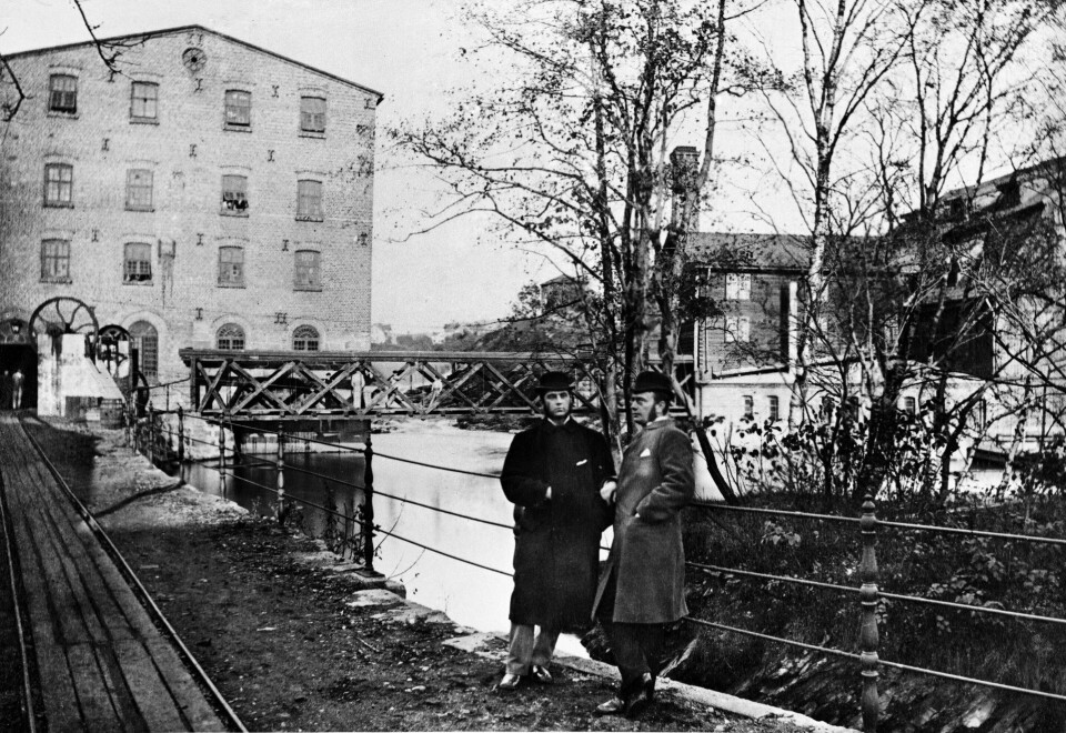 I 1863 kjøpte Halvor Schou Nedre Vøien Kornmølle og anla Hjula Klædesfabrik (t.v.). Bygningen brant ned i 1971, men ble gjenoppbygd. Restene av den opprinnelige kornmølla er fortsatt synlige. På tvers midt i bildet sees brua over til tidligere Nedre Papirmølle på østsida av elva. På bildet fra 1882 står Halvors arving Christian Julius Schou til høyre. I 1863 kjøpte Halvor Schou Nedre Vøien Kornmølle og anla Hjula Klædesfabrik (t.v.). Bygningen brant ned i 1971, men ble gjenoppbygd. Restene av den opprinnelige kornmølla er fortsatt synlige. På tvers midt i bildet sees brua over til tidligere Nedre Papirmølle på østsida av elva. På bildet fra 1882 står Halvors arving Christian Julius Schou til høyre.
