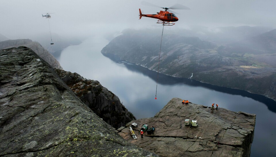 De siste dagene har helikoptre kjørt i skytteltrafikk til Preikestolen for å rigge til filmopptakene. Bildet er tatt fredag.