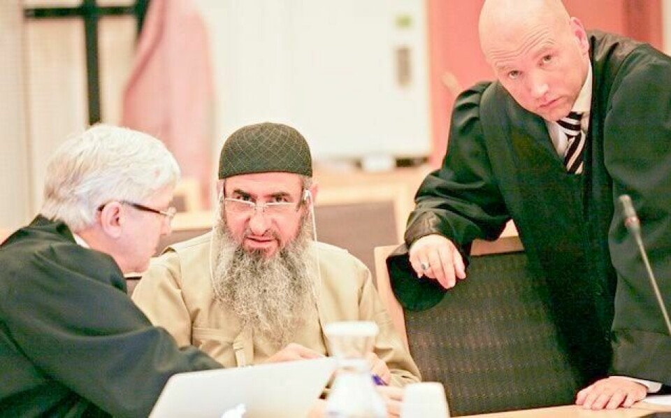 Mulla Krekar er dømt til fengsel. Her er han i samtale med sine forsvarere Arvid Sjødin (t.v.) og Brynjar Meling. FOTO: NTB SCANPIX