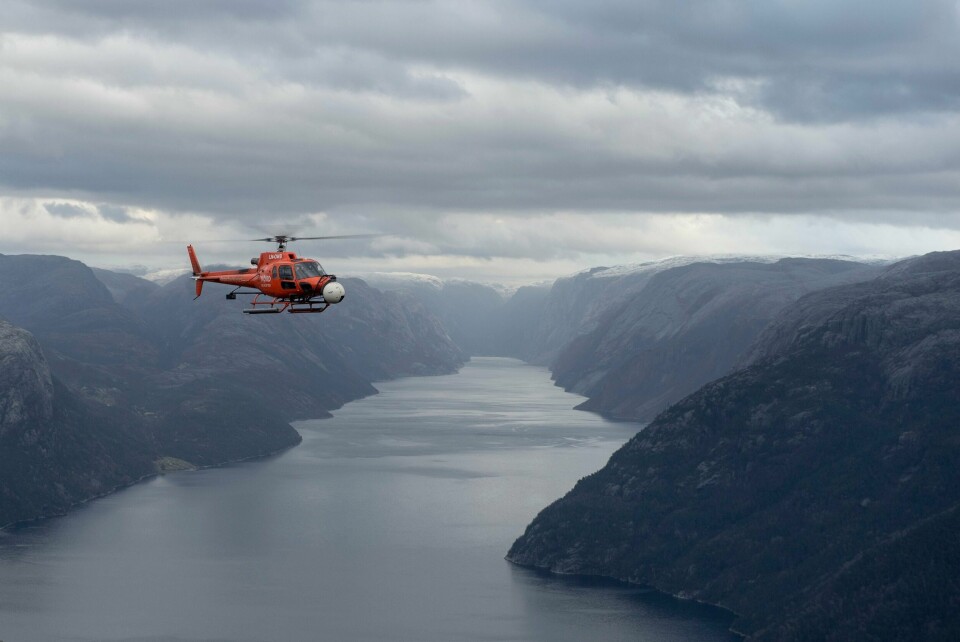 Tom Cruise kom seg aldri opp på Preikestolen tirsdag. Onsdag prøver filmteamet på nytt. Planen er at superstjerna skal henge i en vaier fra riggen som er satt opp. Foto: Carina Johansen, NTB scanpix