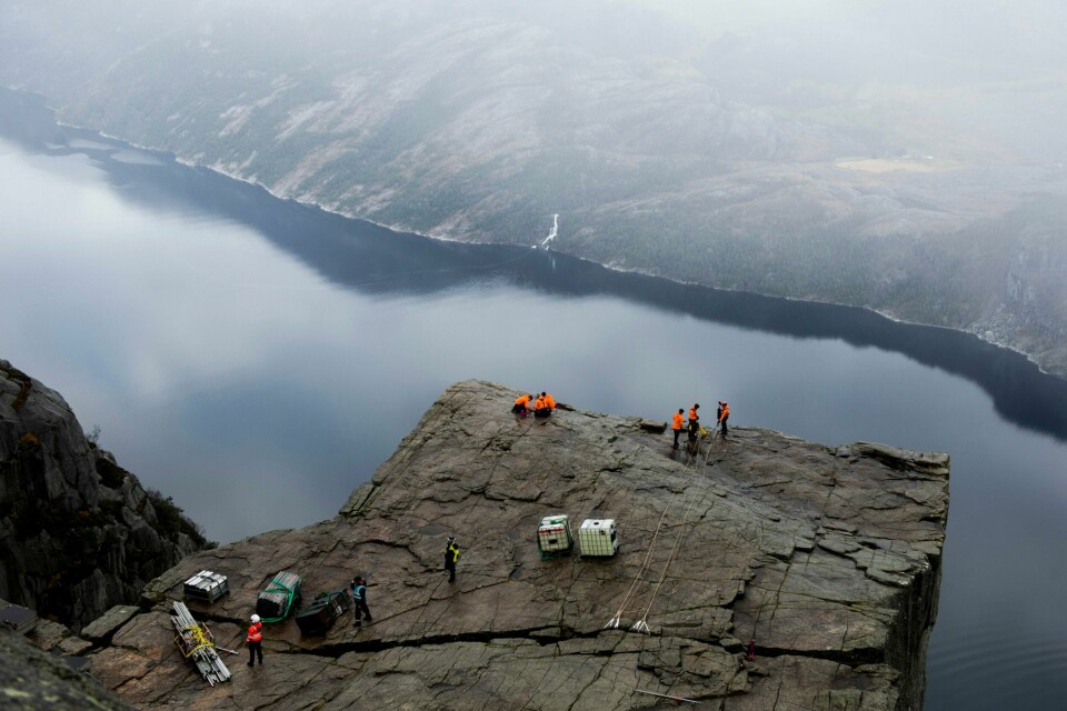 Filminnspillingen på Preikestolen er utsatt noen timer på grunn av sterk vind. Foto: Carina Johansen, NTB scanpix