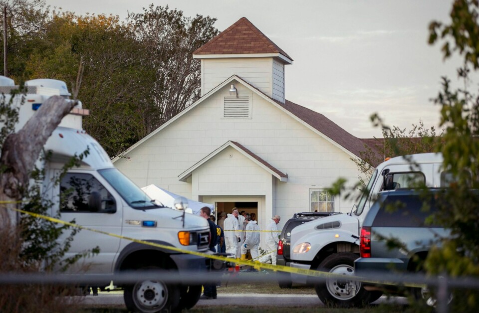 Etterforskere i arbeid på åstedet for skytemassakren i Texas, First Baptist Church i Sutherland Springs.
