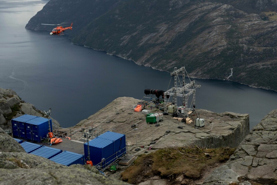 Tom Cruise kom seg aldri opp på Preikestolen tirsdag. Onsdag prøver filmteamet på nytt. Planen er at superstjerna skal henge i en vaier fra riggen som er satt opp. Foto: Carina Johansen, NTB scanpix