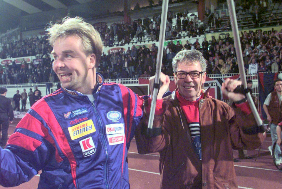 Trener Egil Olsen (t.h.) gikk med krykker, assistent Lars Tjærnås gjorde det ikke. De leverte et VIF-mirakel i 1999. Trener Egil Olsen (t.h.) gikk med krykker, assistent Lars Tjærnås gjorde det ikke. De leverte et VIF-mirakel i 1999.