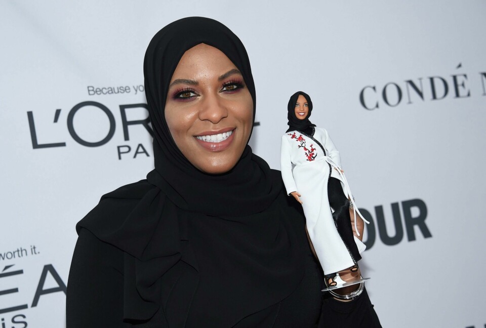Ibtihaj Muhammad med Barbie-dukken hun har vært inspirasjonen til.