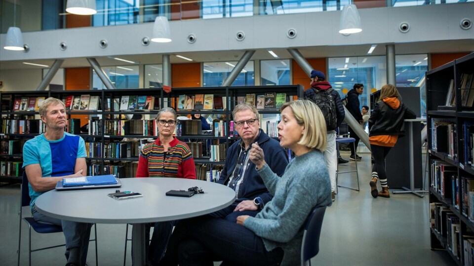 Lærerne Lars-Erik Berg (til venstre), Victoria Torvik, Per Roar Ekeland og Helle Christin Nyhuus på Drammen videregående skole i Buskerud, mener lærerne må få bruke tida si på elevene og ikke byråkratiske rutiner.