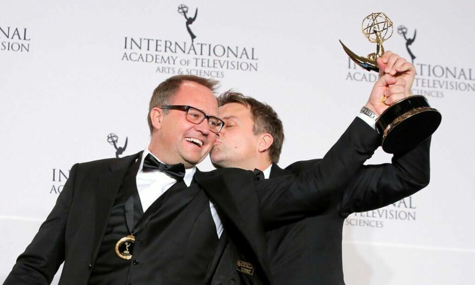 Vegard Stenberg Eriksen (t.v.) Gjermund Stenberg Eriksen jubler etter å ha mottatt Emmy-prisen for beste drama - 'Mammon 2'.