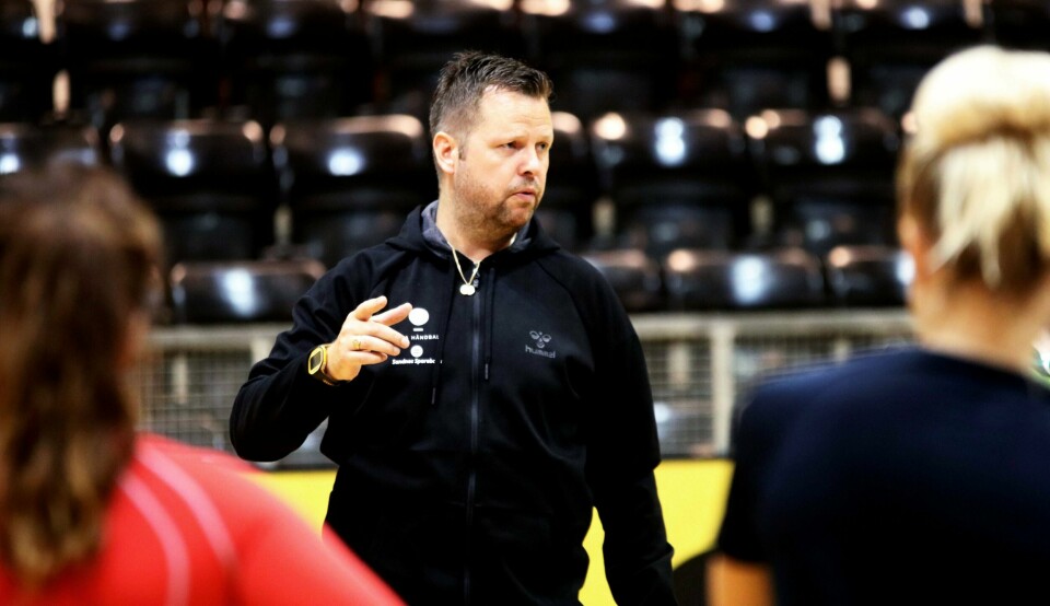 Sola og trener Knut Ove Joa har heng på tetlagene når de nå tar fatt på pausen. Søndagens siste seriekamp var likevel av den dårlige sorten selv om det ble seier. FOTO: RA