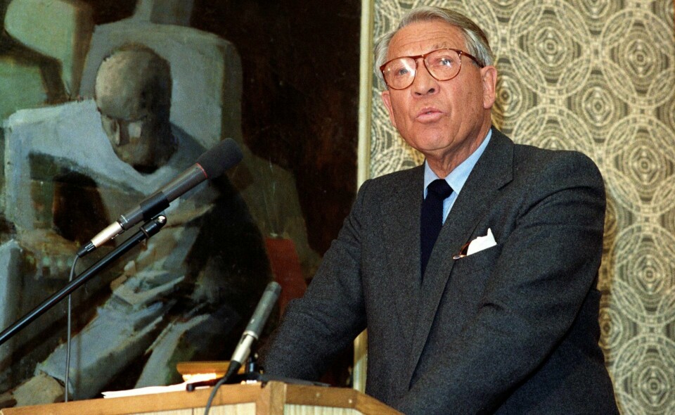 NEDRUSTNING: Jens Evensen på talerstolen under en faglig konferanse i Samfunnshuset i Oslo i 1989. FOTO: INGE GJELLESVIK/NTB SCANPIX