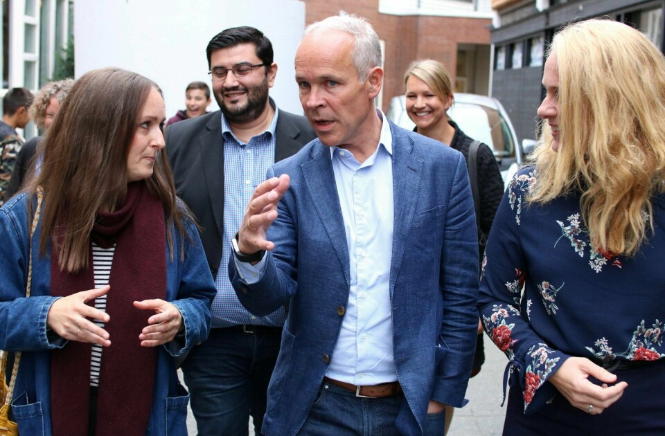 Elisabeth Grøtteland fra Folkeaksjonen for områdeløft i Oslo sør (til venstre) fikk i valgkampen besøk av Mazyar Keshvari (Frp), kommunalminister Jan Tore Sanner (H) og Anniken Hauglie (H) på Holmlia.