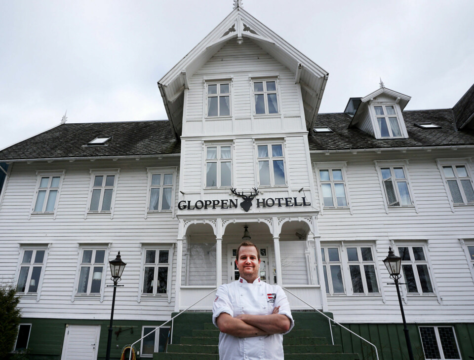 Hotellsjef Preben Moen tilbyr laksefiske, egenprodusert lokalmat og historisk overnatting på familiedrevne Gloppen Hotell i Sandane. Hotellsjef Preben Moen tilbyr laksefiske, egenprodusert lokalmat og historisk overnatting på familiedrevne Gloppen Hotell i Sandane.