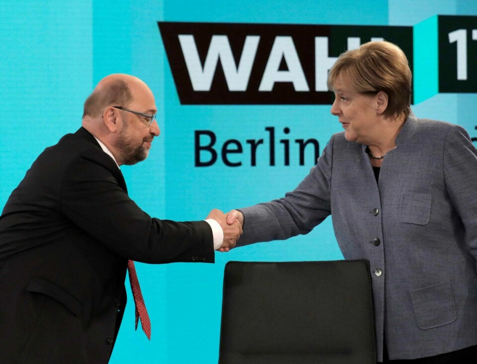 KOALISJON: Sosialdemokratene (SPD) og CDU/CSU har regjert i en storkoalisjon de siste årene. En slik maktdeling vil tyske sosialdemokrater egentlig ut av, men den politiske krisen har tvunget partiet til å vurdere det på ny. Her Martin Schulz og Angela Merkel under en duell før valget. FOTO: GERO BRELOER/NTB SCANPIX