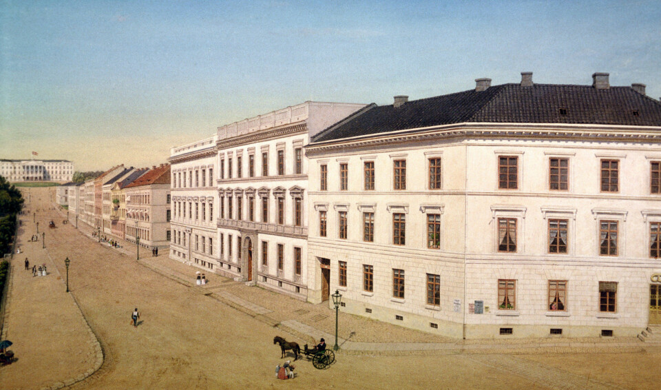 Karl Johan: Fjonge bygårder huset byens fornemme familier, i leiligheter med opptil 14 rom. Fra Enslens prospekt, ca. 1848, Bymuseet. Karl Johan: Fjonge bygårder huset byens fornemme familier, i leiligheter med opptil 14 rom. Fra Enslens prospekt, ca. 1848, Bymuseet.