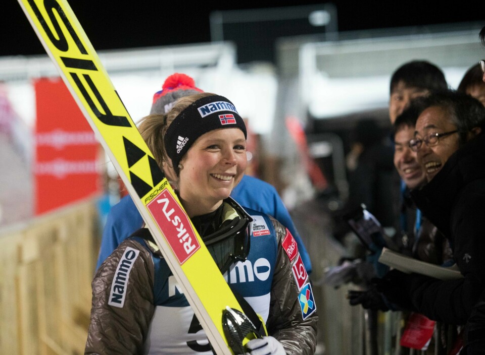 Maren Lundby fleipet med japanske journalister under torsdagens trening og kvalifiseringsrenn på Lillehammer.
