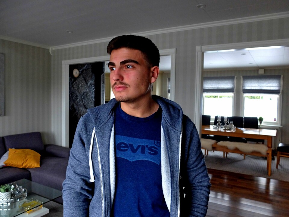 Oguzhan Al (19) forteller at blant guttene er det vanlig å skjule det for foreldrene – hvis man har fått seg kjæreste. – Det er heller ikke uvanlig å si man har fått bedre karakterer enn det som er tilfelle, for mange foreldre veldig har høye krav, sier han. Oguzhan Al (19) forteller at blant guttene er det vanlig å skjule det for foreldrene – hvis man har fått seg kjæreste. – Det er heller ikke uvanlig å si man har fått bedre karakterer enn det som er tilfelle, for mange foreldre veldig har høye krav, sier han.