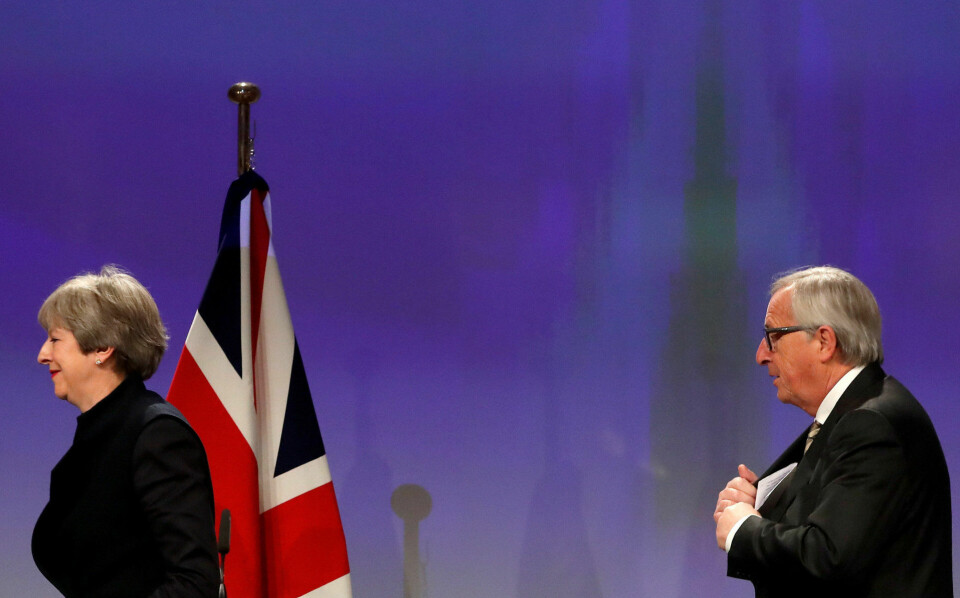 Storbritannias statsminister Theresa May prøver å få til en avtale med EU, men ble stanset av nordirske unionister i siste liten mens hun var i Brussel og møtte EU-president Jean-Claude Juncker. Storbritannias statsminister Theresa May prøver å få til en avtale med EU, men ble stanset av nordirske unionister i siste liten mens hun var i Brussel og møtte EU-president Jean-Claude Juncker.
