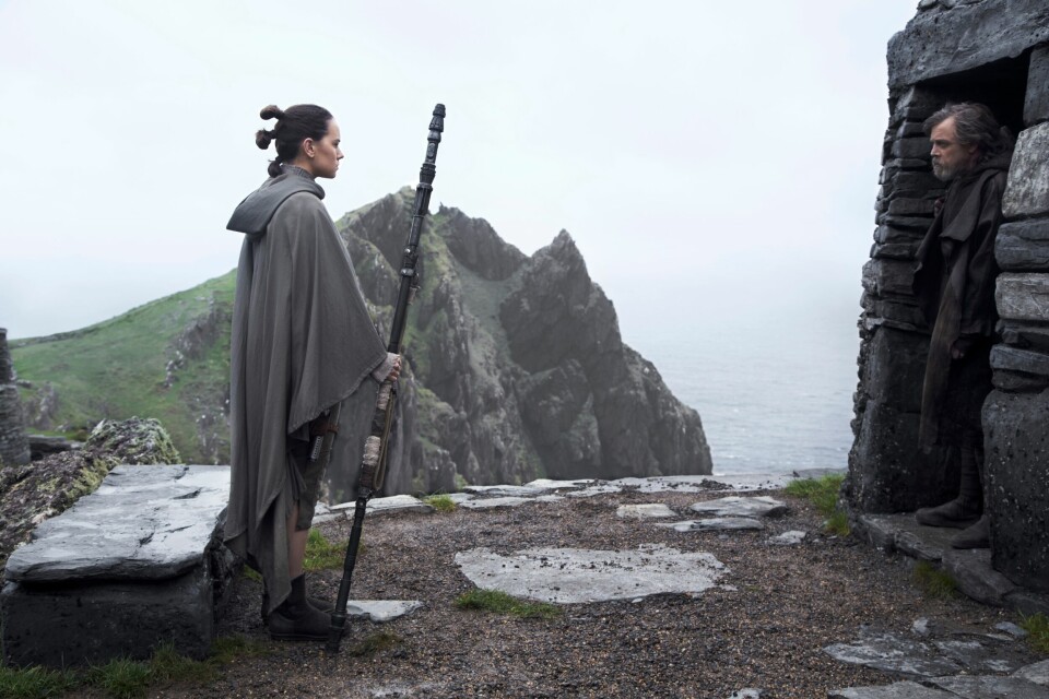 «Star Wars: The Last Jedi»: Daisy Ridley som Rey og Luke Skywalker spilt av Mark Hamill, som trolig gjør sin livs rolle. «Star Wars: The Last Jedi»: Daisy Ridley som Rey og Luke Skywalker spilt av Mark Hamill, som trolig gjør sin livs rolle.