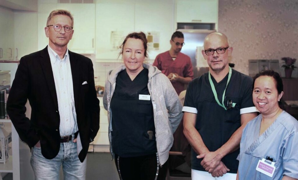 Institusjonsleder Holger Olsen (t.v.) har halvert fraværet på Majorstutunet bo- og omsorgssenter fra 2013 og til i dag. Noe ikke minst avdelingsleder Anne Lunde, sykepleier Victor Gonzales og hjelpepleier Jonilyn Fernandez setter pris på.