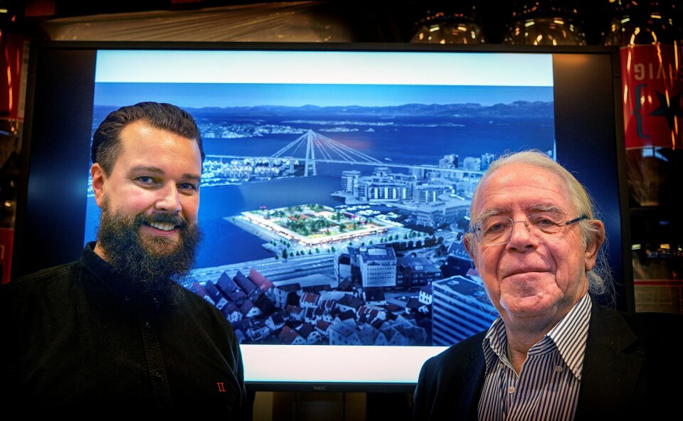 Administrerende direktør i Lervig Aktiebryggeri, Anders Kleinstrup, sammen med hovedaksjonær Kristoffer Stensrud. Under en pressekonferanse tirsdag ettermiddag presenterte de ideen om å flytte Lervigs bryggeri fra Hillevåg til Bekhuskaien og bygge et folkelig opplevelsessenter rundt. FOTO: ROY STORVIK Administrerende direktør i Lervig Aktiebryggeri, Anders Kleinstrup, sammen med hovedaksjonær Kristoffer Stensrud. Under en pressekonferanse tirsdag ettermiddag presenterte de ideen om å flytte Lervigs bryggeri fra Hillevåg til Bekhuskaien og bygge et folkelig opplevelsessenter rundt. FOTO: ROY STORVIK