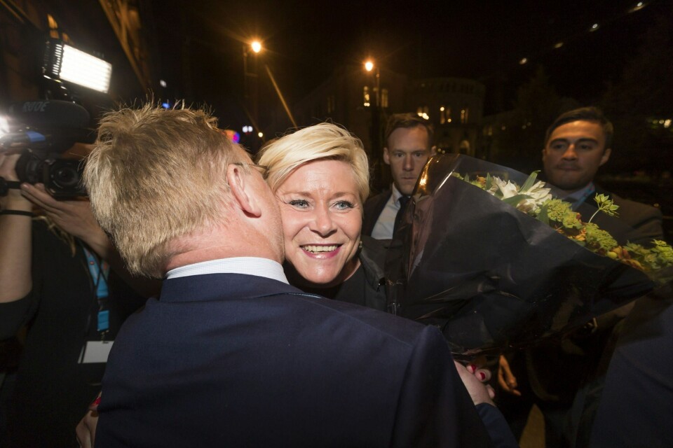 Frp-leder Siv Jensen får en god klem fra Per Sandberg på Fremskrittspartiets valgvake i Speilsalen på Grand hotell i Oslo.