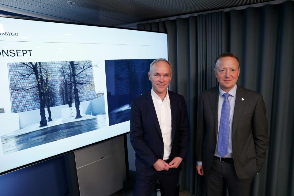 Kommunal- og moderniseringsminister Jan Tore Sanner tar imot forslaget til skisse av midlertidig minnesmerke i regjeringskvartalet etter angrepene i regjeringskvartalet og på Utøya. Direktør Harald Nicolaisen i Statsbygg overleverte forslaget.