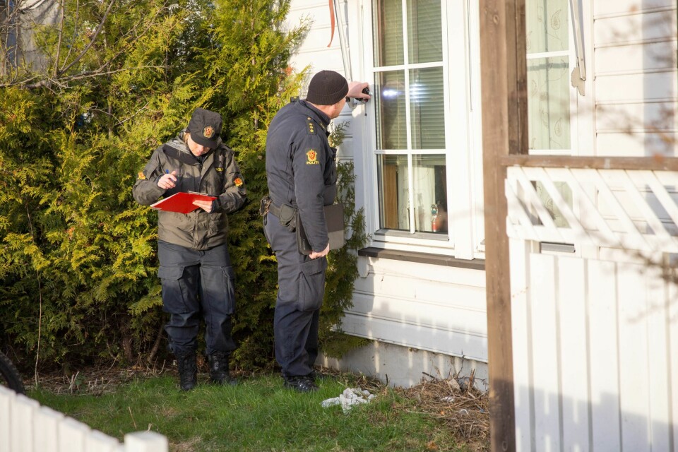 ETTERFORSKET: Krimteknikere undersøker i november i fjor åstedet på Jeløy, hvor en mann ble knivstukket og døde av skadene.