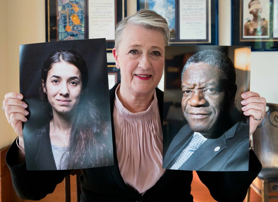 Leder av Nobelkomiteen Berit Reiss-Andersen gratulerer Nadia Murad (t.v.) og Denis Mukwege med årets fredspris. FOTO: TERJE PEDERSEN/NTB SCANPIX