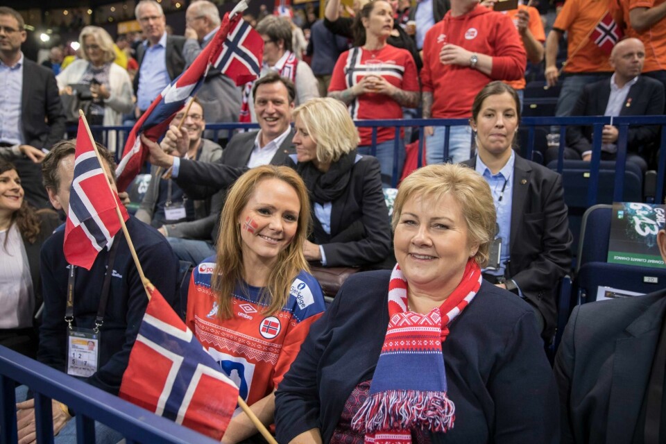 Kulturminister Linda Hofstad Helleland og statsminister Erna Solberg under håndballfinalen i Tyskland, før jul. Foto: Vidar Ruud / NTB scanpix