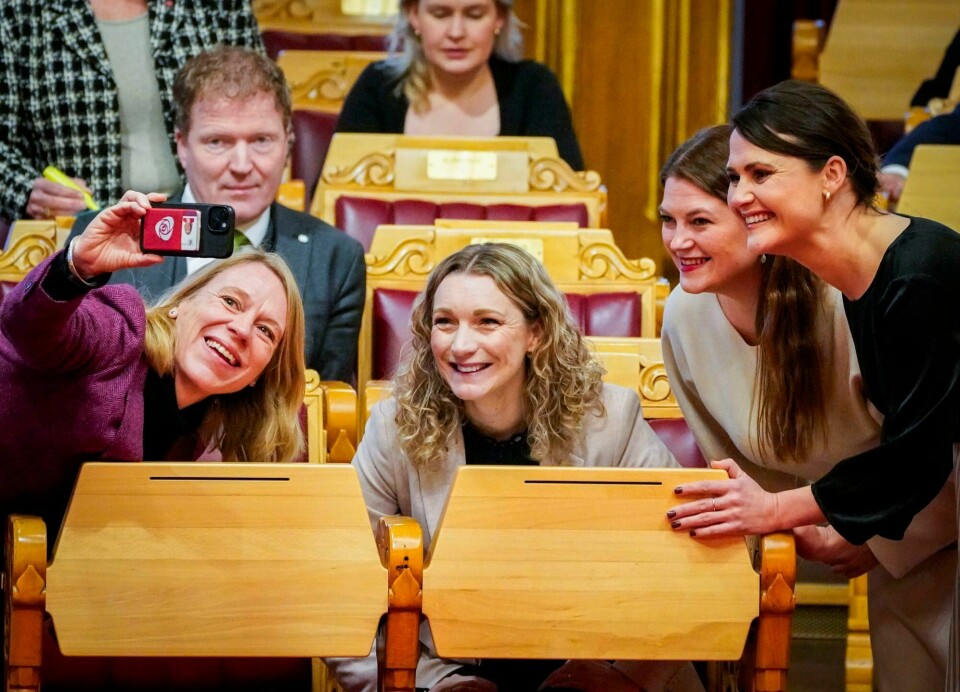 Kunnskapsminister Kari Nessa Nordtun (Ap, til høyre), tar en selfie sammen med de avgåtte statsrådene Anniken Huitfeldt og Sigbjørn Gjelsvik og de nye statsrådene Karianne Oldernes Tung og Cecilie Myrseth. Nå lover Nessa Nordtun kamp mot digitaliseringen etter et nytt Pisa-sjokk for norsk skole. Kunnskapsminister Kari Nessa Nordtun (Ap, til høyre), tar en selfie sammen med de avgåtte statsrådene Anniken Huitfeldt og Sigbjørn Gjelsvik og de nye statsrådene Karianne Oldernes Tung og Cecilie Myrseth. Nå lover Nessa Nordtun kamp mot digitaliseringen etter et nytt Pisa-sjokk for norsk skole.