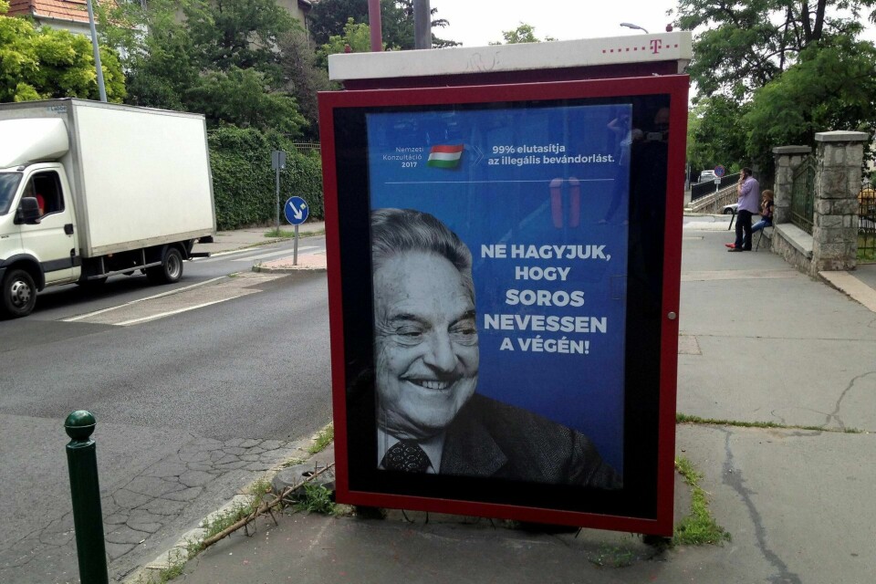 ANTI-SOROS: En plakat for en kampanje mot Soros i den ungarske hovedstaden Budapest i 2017. Soros beskyldes for å ville oversvømme Europa med flyktninger. «99 prosent avviser ulovlig migrasjon. Ikke la Soros le sist», står det på plakaten. FOTO: PABLO GORONDI /NTB SCANPIX