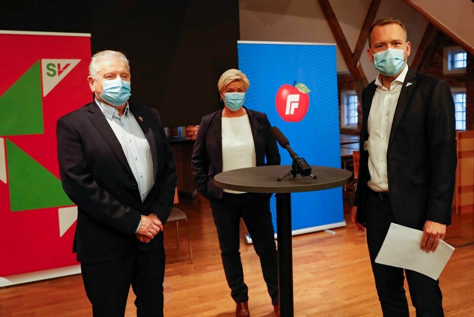 SV-leder Audun Lysbakken (t.v.), og Frp-leder Siv Jensen (midten) har gått sammen om et pensjonistforlik. På pressekonferansen tirsdag deltok også forbundsleder Jan Davidsen i Pensjonistforbundet. Foto: Terje Bendiksby/NTB