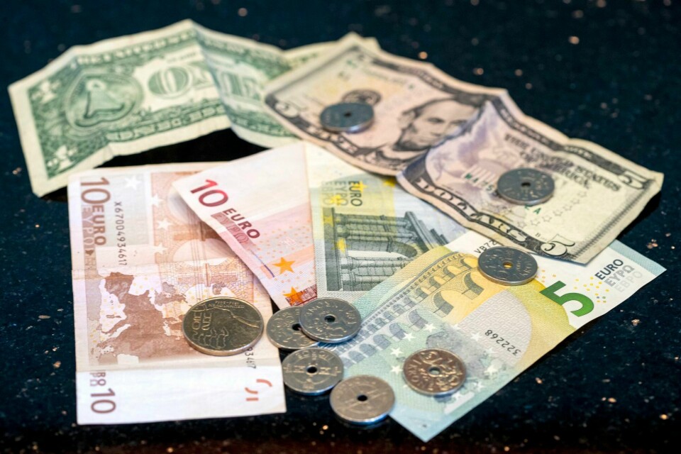 Den norske kronen er på 12 år blitt veldig liten i forhold til dollar og euro. For oss nordmenn er verdien av lønnen vår blitt halvert når vi måler den i dollar. Hvorfor skjer dette, spør forfatterne av innlegget. kronekursen, dyrtid, valuta, renta
