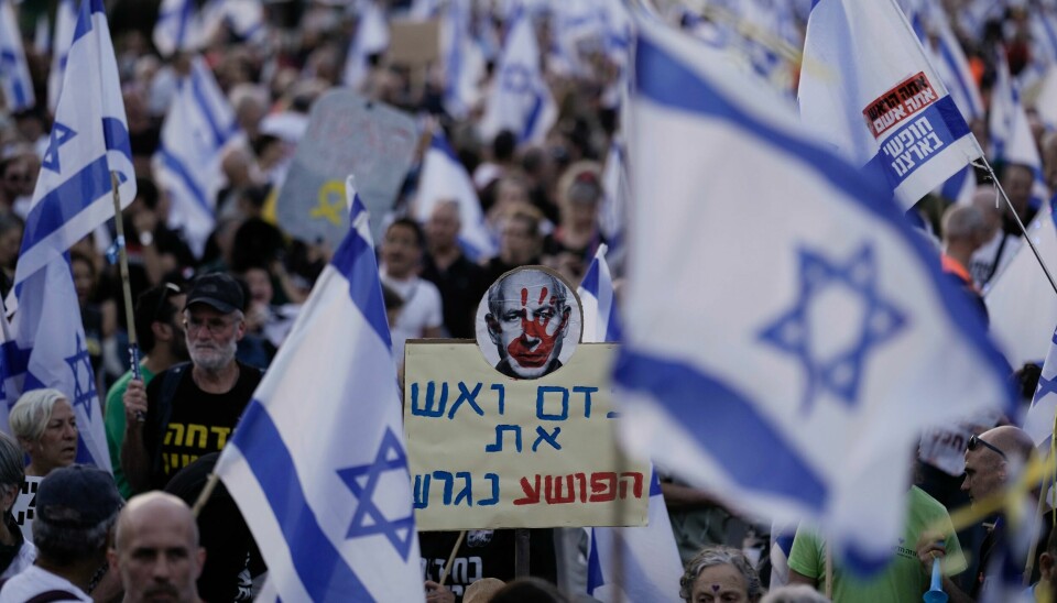 Israelere demonstrerer mot statsminister Benjamin Netanyahu. Hans framtid kan ligge nettopp i varig krig. Han vet at på hjemmebane er karrieren over når krigen er over, og etterspillet kan bli dramatisk for han.